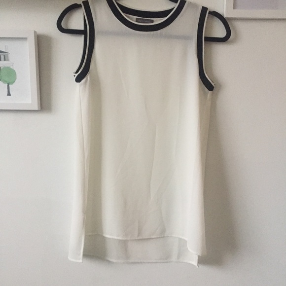 Vince Camuto Contrast Trim Top - Picture 2 of 4